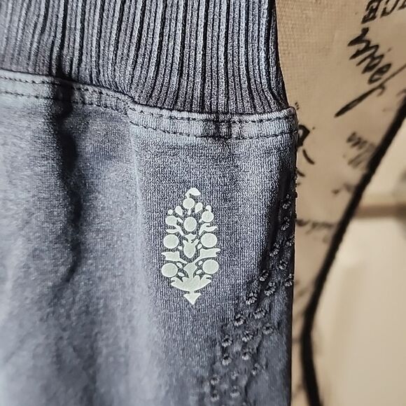 NWOT Free People Movement Good Karma Onesie Navy M/L - Picture 2 of 4